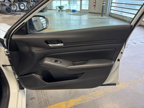 Used 2025 Nissan Altima 2.5 SV FWD image 32