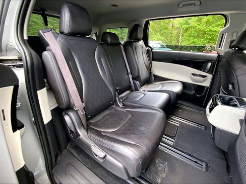 Used 2024 Kia Carnival EX FWD image 28