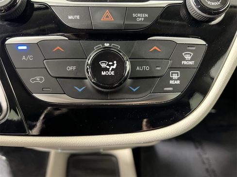 Used 2024 Chrysler Pacifica Touring-L image 16