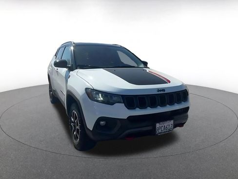 Used 2025 Jeep Compass Trailhawk image 3