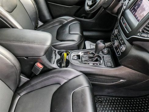 Used 2019 Jeep Cherokee Latitude Plus image 17