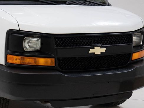 Used 2016 Chevrolet Express 2500 RWD image 9
