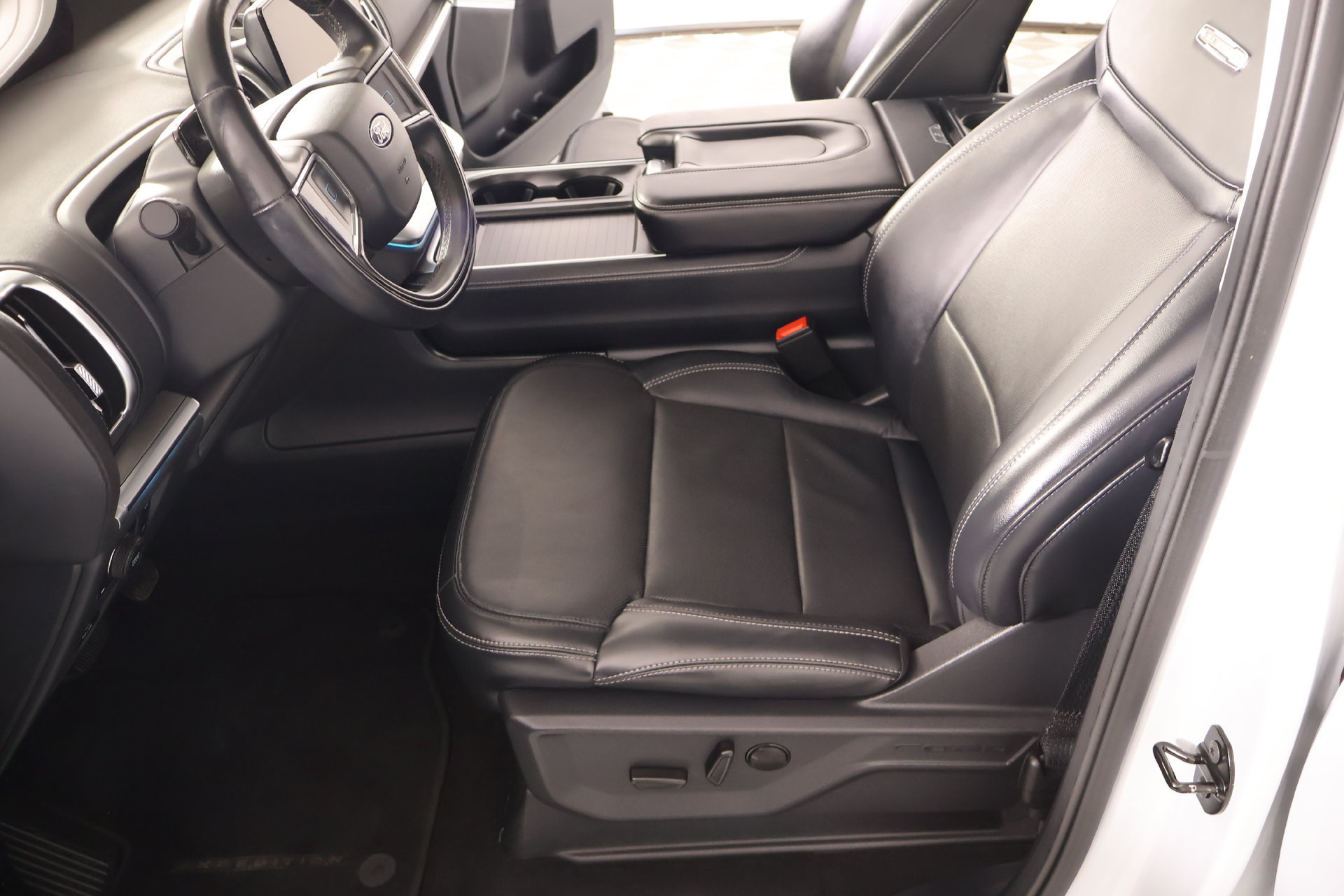 Used 2025 Ford Expedition Platinum AWD/4WD image 12