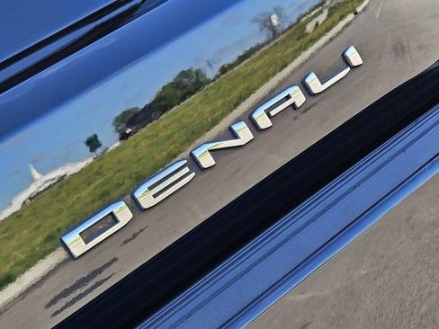 Used 2023 GMC Yukon XL Denali Ultimate AWD/4WD image 12