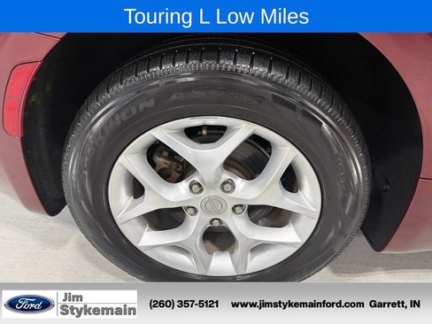 Used 2017 Chrysler Pacifica Touring-L w/ Tire & Wheel Group FWD image 12
