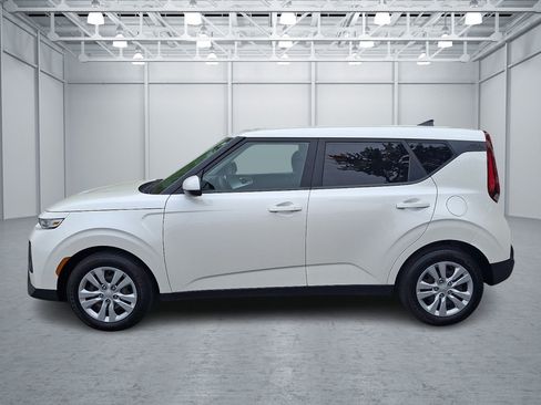 Used 2022 Kia Soul LX FWD image 2