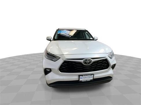 Used 2023 Toyota Highlander LE image 3