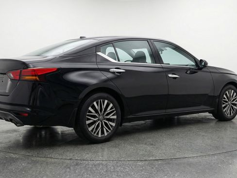 Used 2025 Nissan Altima 2.5 SV image 9