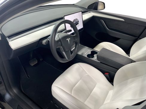 Certified 2023 Tesla Model Y Long Range AWD/4WD image 9