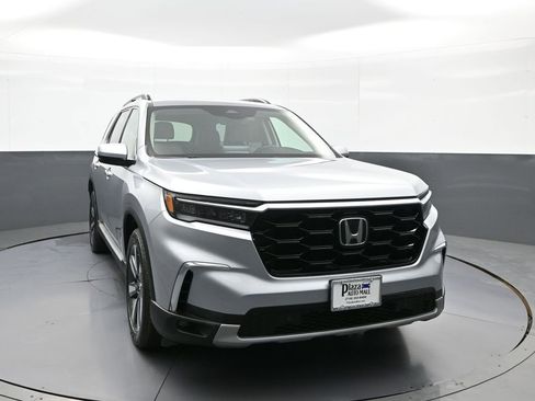 Used 2024 Honda Pilot Touring image 3