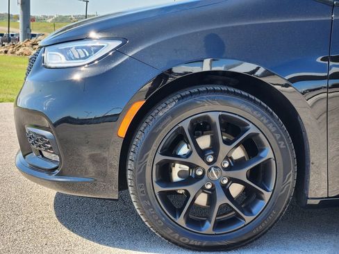 Used 2025 Chrysler Pacifica Limited FWD image 9