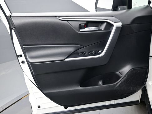 Used 2022 Toyota RAV4 XLE AWD/4WD image 9