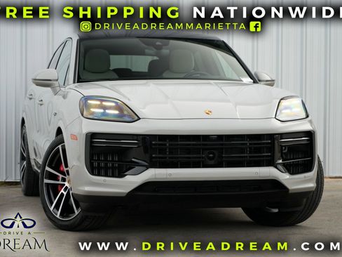 Used 2024 Porsche Cayenne Turbo image 2