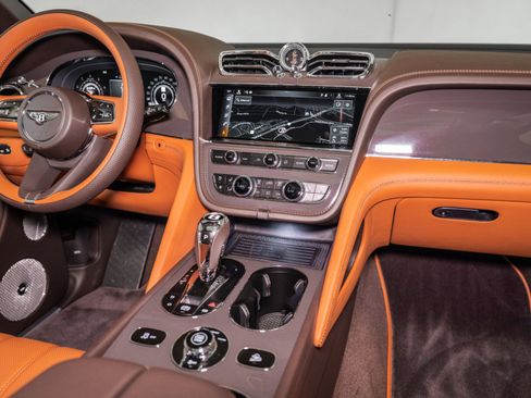 Used 2025 Bentley Bentayga image 35
