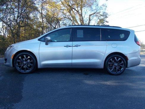 Used 2019 Chrysler Pacifica Touring-L Plus w/ Advanced Safetytec Group image 2