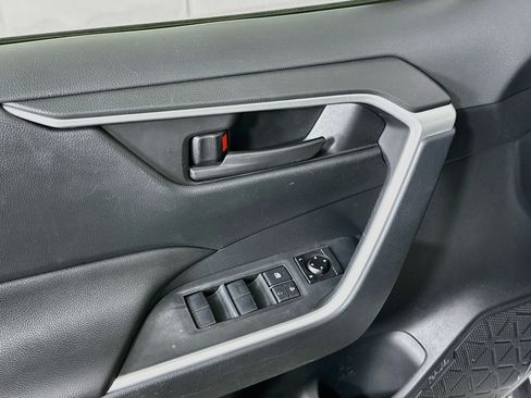 Used 2019 Toyota RAV4 LE FWD image 15