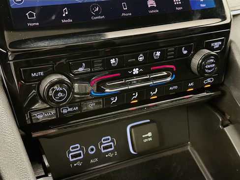 Used 2024 Jeep Grand Cherokee L Limited w/ Luxury Tech Group II image 24