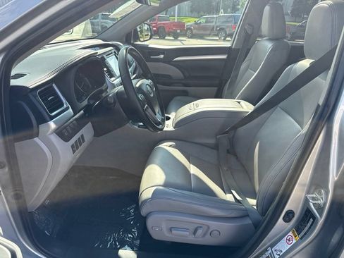Used 2018 Toyota Highlander XLE AWD/4WD image 7