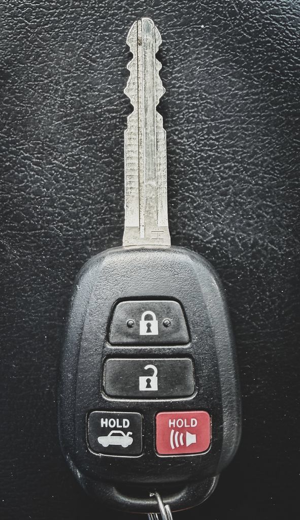 Used 2015 Toyota Camry SE FWD image 3