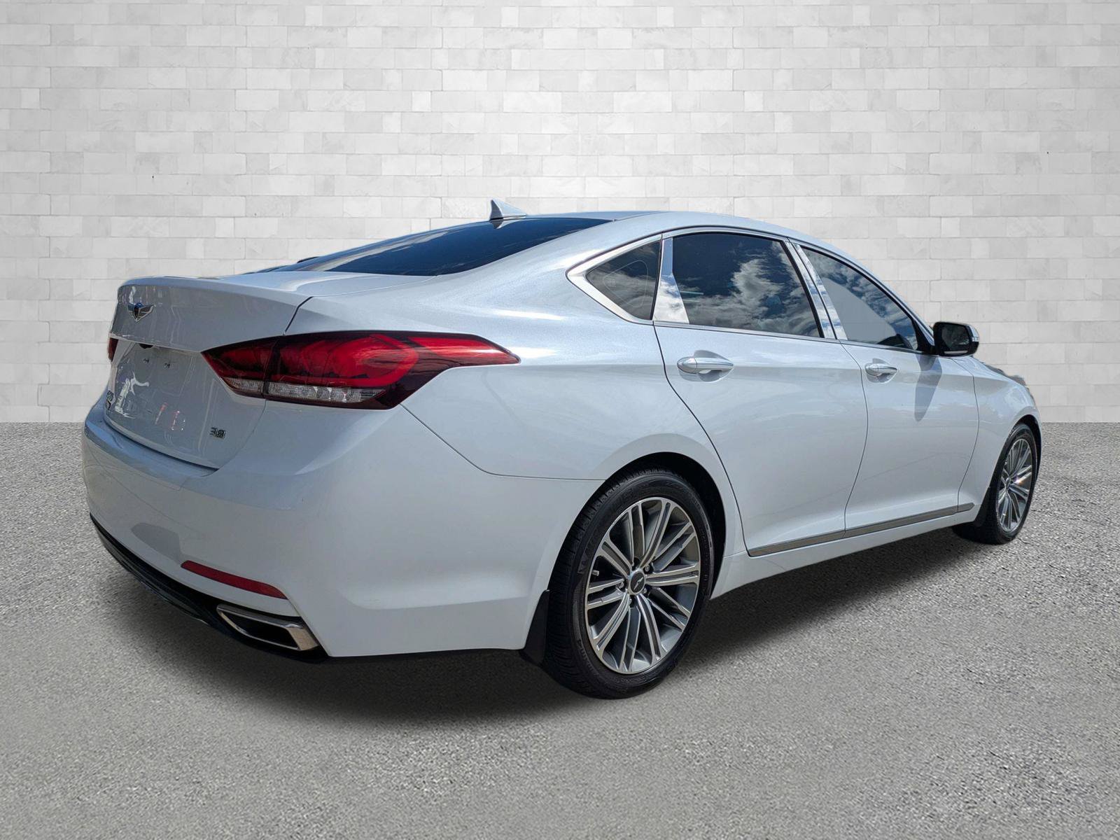Used 2018 Genesis G80 3.8 RWD image 2