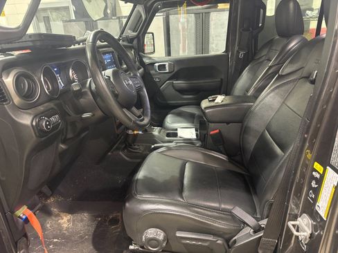 Used 2022 Jeep Gladiator Sport image 3