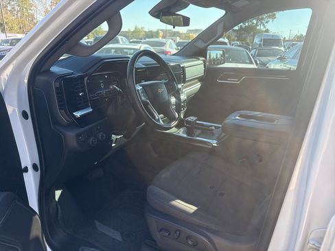 Used 2022 Chevrolet Silverado 1500 LT w/ Convenience Package II image 9