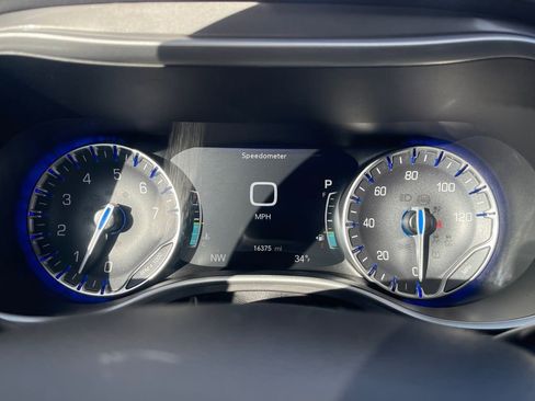 Used 2025 Chrysler Pacifica Select image 20