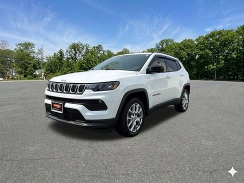 Used 2023 Jeep Compass Latitude AWD/4WD image 4