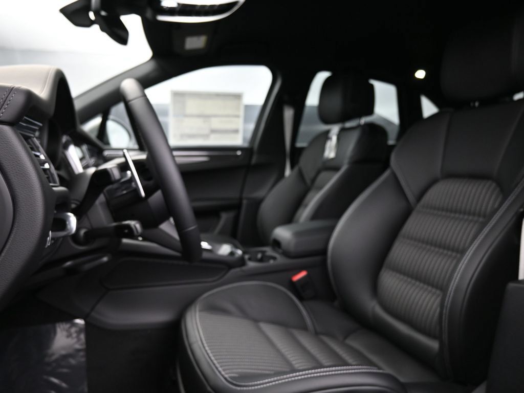 Certified 2026 Porsche Macan Turbo AWD/4WD image 5