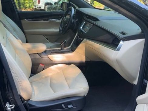 Used 2019 Cadillac XT5 FWD image 11