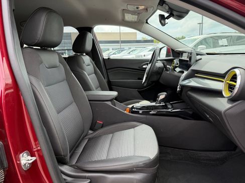 Used 2024 Chevrolet Trax LT w/ LT Convenience Package FWD image 32