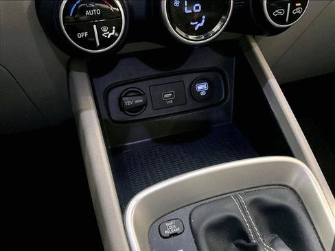 Used 2020 Hyundai Venue FWD image 26