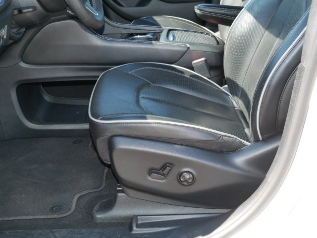 Used 2026 Chrysler Pacifica Limited FWD image 14