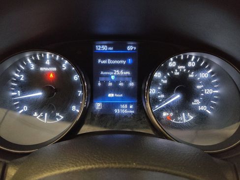 Used 2018 Nissan Rogue SV image 23