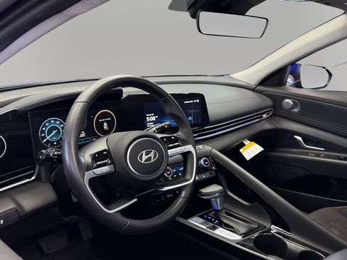 Used 2024 Hyundai Elantra SEL w/ Convenience Package FWD image 16