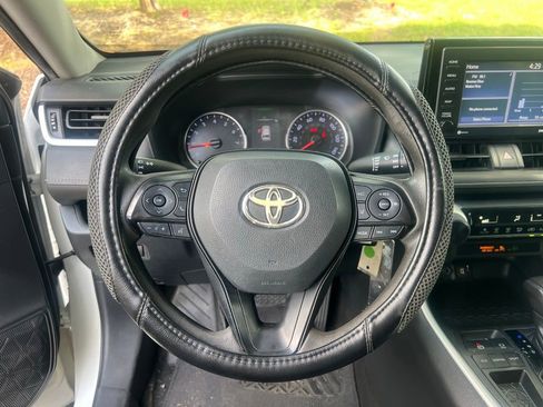 Used 2020 Toyota RAV4 LE FWD image 22