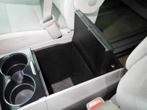 Used 2015 Toyota Sienna LE image 28