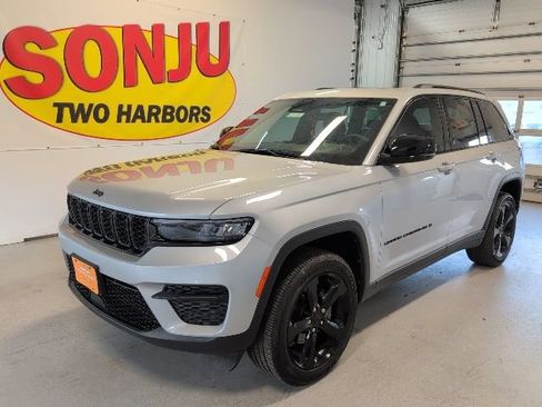 Used 2025 Jeep Grand Cherokee Altitude AWD/4WD image 1