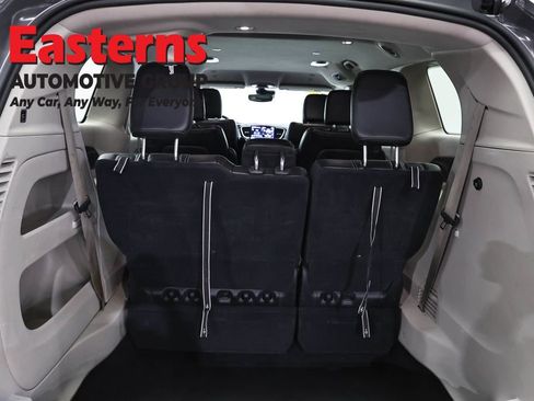Used 2023 Chrysler Pacifica Touring-L FWD image 9