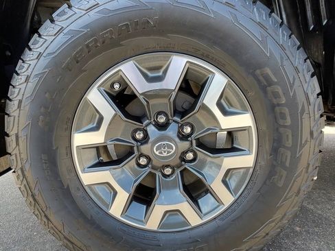 Used 2018 Toyota Tacoma TRD Off-Road w/ Technology Package RWD image 15