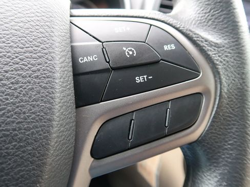 Used 2019 Jeep Cherokee Latitude w/ Popular Appearance Group image 32