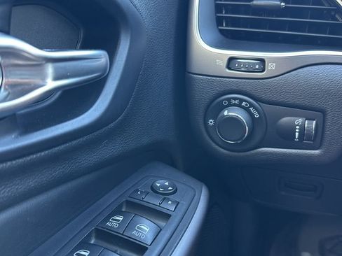 Used 2021 Jeep Cherokee Latitude FWD image 21