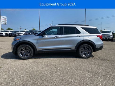 Used 2023 Ford Explorer XLT w/ Equipment Group 202A AWD/4WD image 3