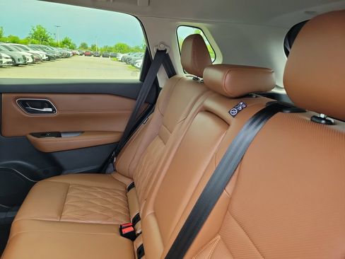 Used 2025 Nissan Rogue Platinum FWD image 11