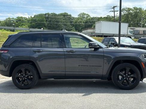 Certified 2023 Jeep Grand Cherokee Limited w/ Black Appearance Package AWD/4WD image 5