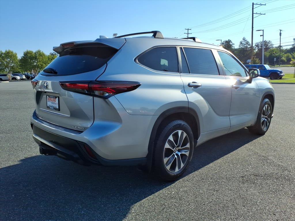 Used 2024 Toyota Highlander XLE AWD/4WD image 4