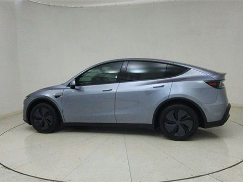 Used 2026 Tesla Model Y 2WD image 64