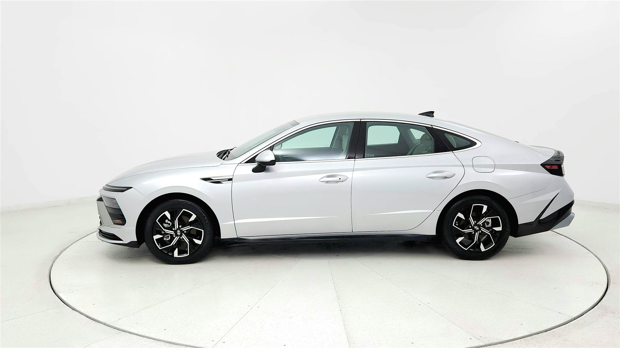 Used 2024 Hyundai Sonata SEL FWD image 2