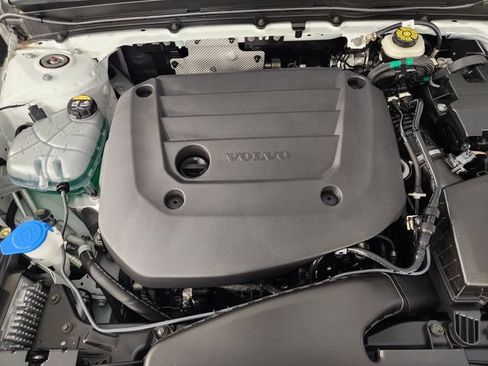Certified 2026 Volvo XC40 B5 Plus AWD/4WD image 32