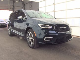 Used 2024 Chrysler Pacifica Pinnacle w/ Trailer Tow Group AWD/4WD video 1